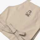 Dettaglio ricamo logo Terrarium del Conero su grembiule organico, cinghia regolabile